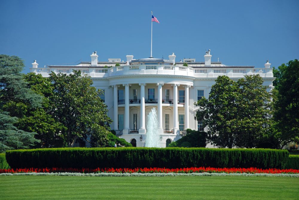 Shot of the US presidential building White House lawn 